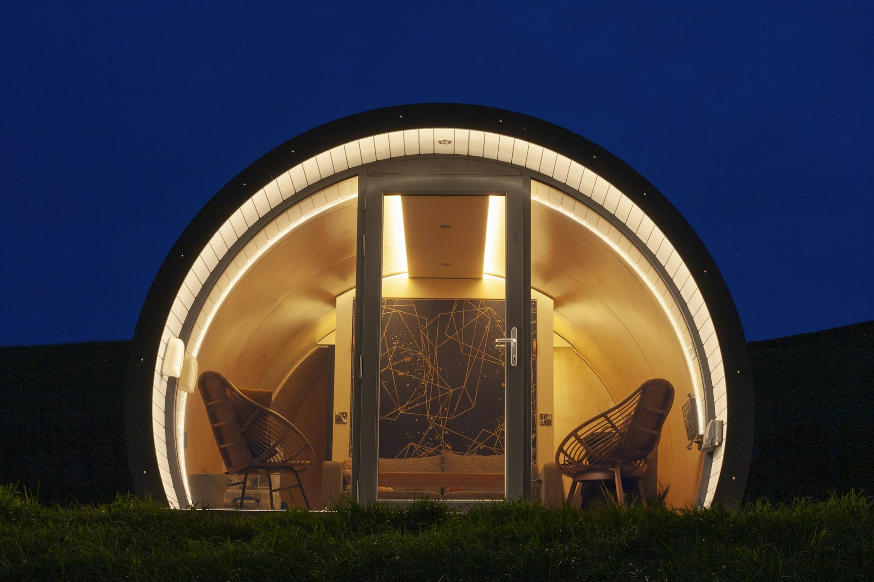 Designový glamping pod osvětlený po setmění